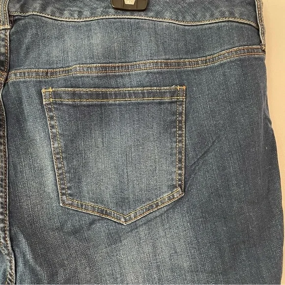 Torrid Girlfriend Jeans- Size 26R (bin 3M) - Picture 4 of 7